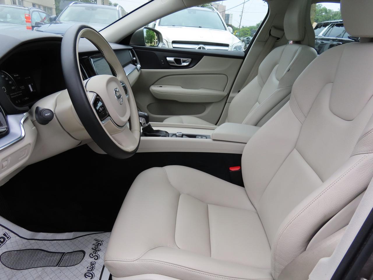 2019 Volvo V60 T5 Momentum - Navigation - Leather - Blind Spot Monitor !!! Photo