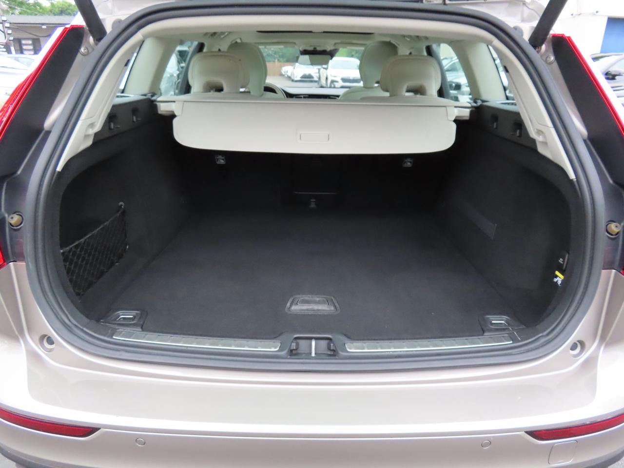 2019 Volvo V60 T5 Momentum - Navigation - Leather - Blind Spot Monitor !!! Photo