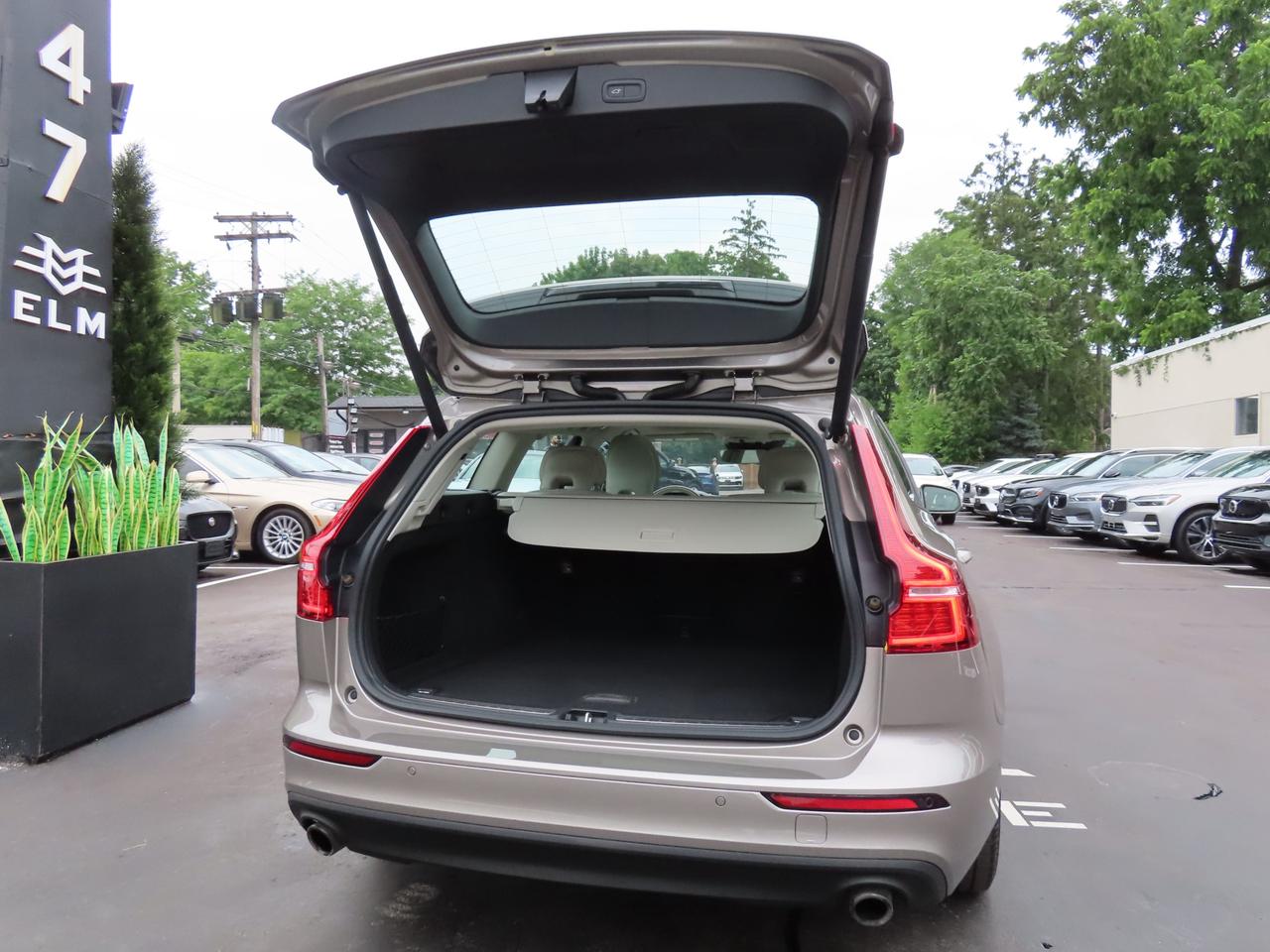 2019 Volvo V60 T5 Momentum - Navigation - Leather - Blind Spot Monitor !!! Photo