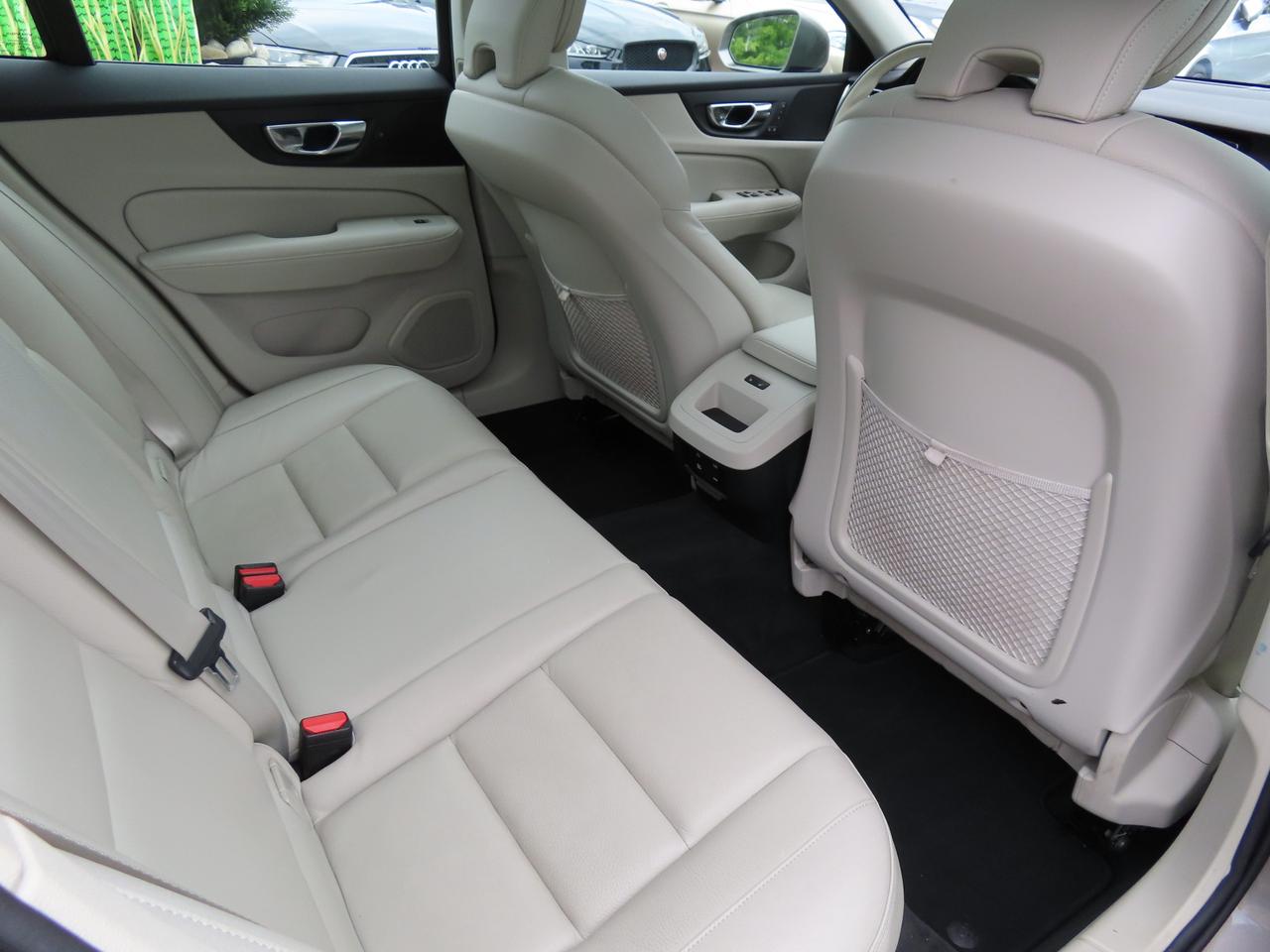 2019 Volvo V60 T5 Momentum - Navigation - Leather - Blind Spot Monitor !!! Photo