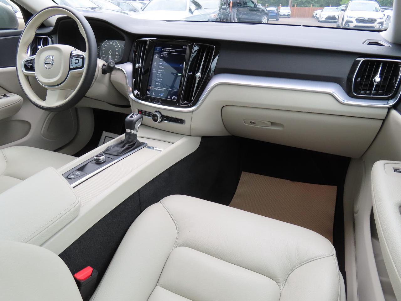 2019 Volvo V60 T5 Momentum - Navigation - Leather - Blind Spot Monitor !!! Photo