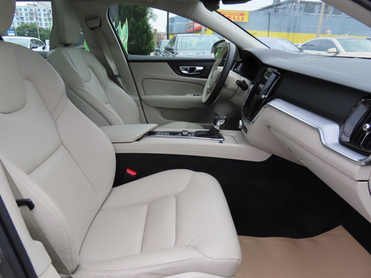 2019 Volvo V60 T5 Momentum - Navigation - Leather - Blind Spot Monitor !!! Photo