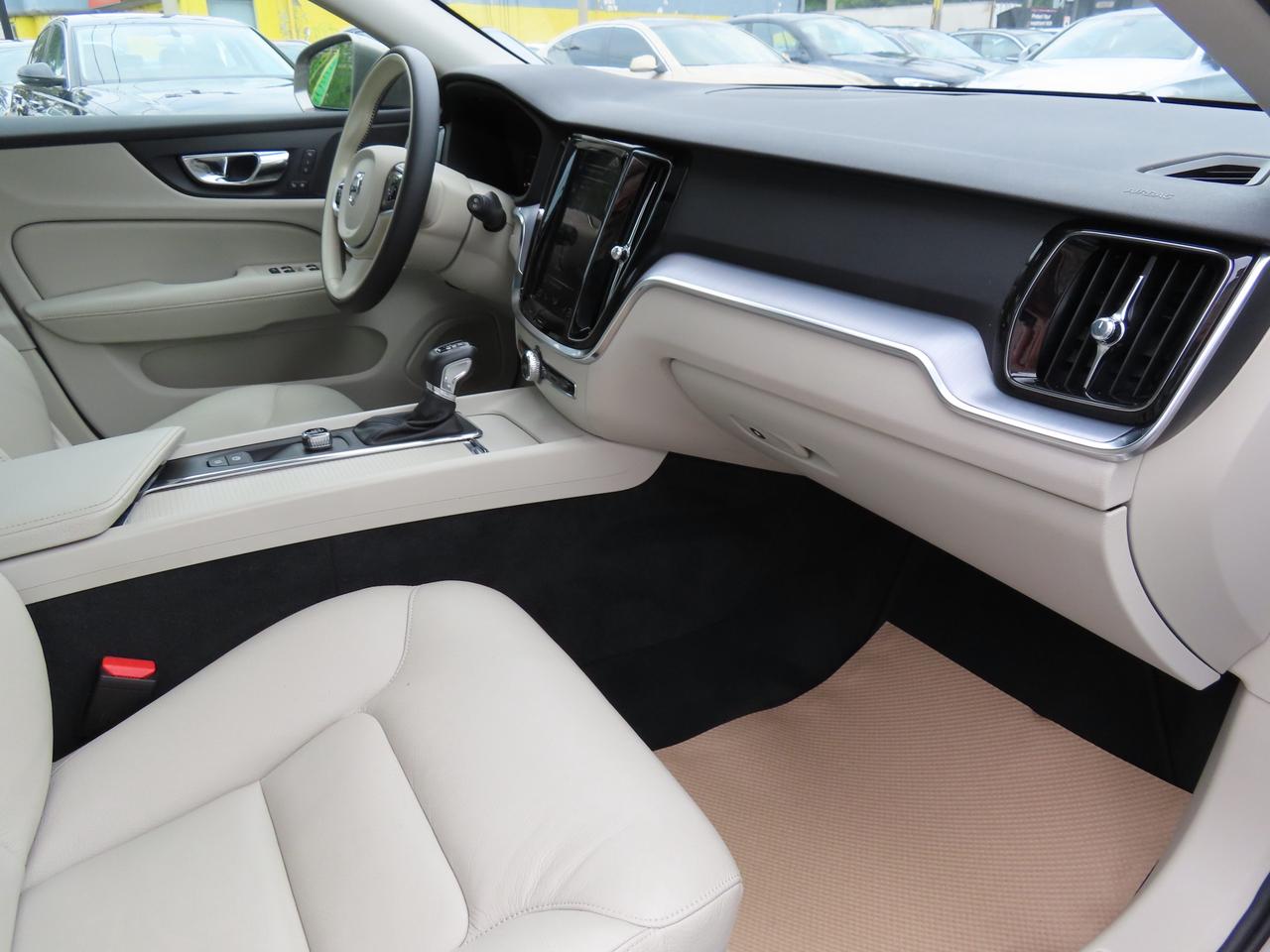 2019 Volvo V60 T5 Momentum - Navigation - Leather - Blind Spot Monitor !!! Photo