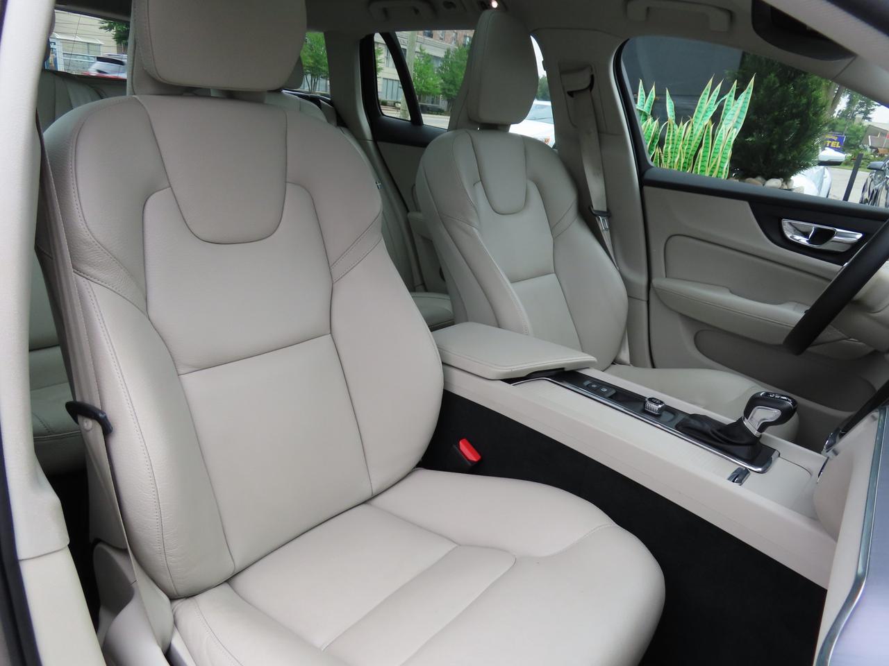 2019 Volvo V60 T5 Momentum - Navigation - Leather - Blind Spot Monitor !!! Photo