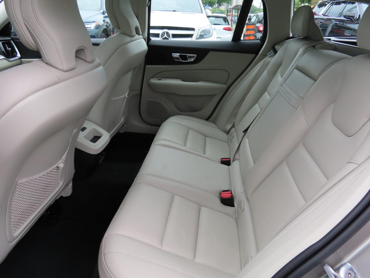 2019 Volvo V60 T5 Momentum - Navigation - Leather - Blind Spot Monitor !!! Photo