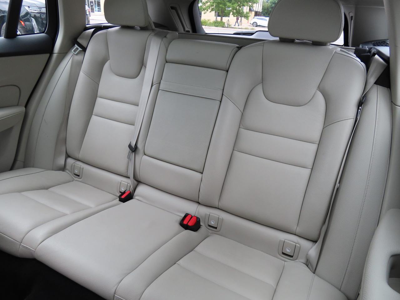 2019 Volvo V60 T5 Momentum - Navigation - Leather - Blind Spot Monitor !!! Photo