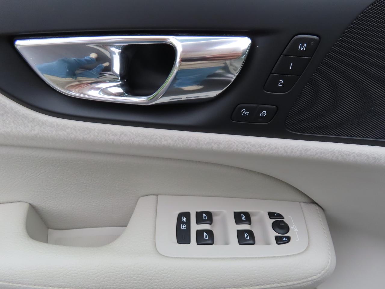 2019 Volvo V60 T5 Momentum - Navigation - Leather - Blind Spot Monitor !!! Photo