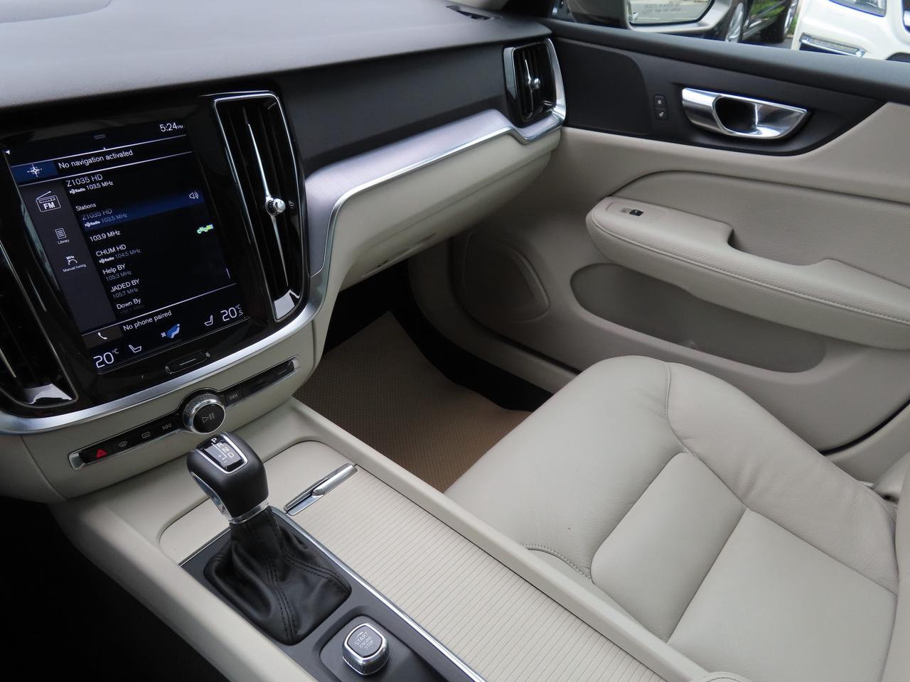 2019 Volvo V60 T5 Momentum - Navigation - Leather - Blind Spot Monitor !!! Photo