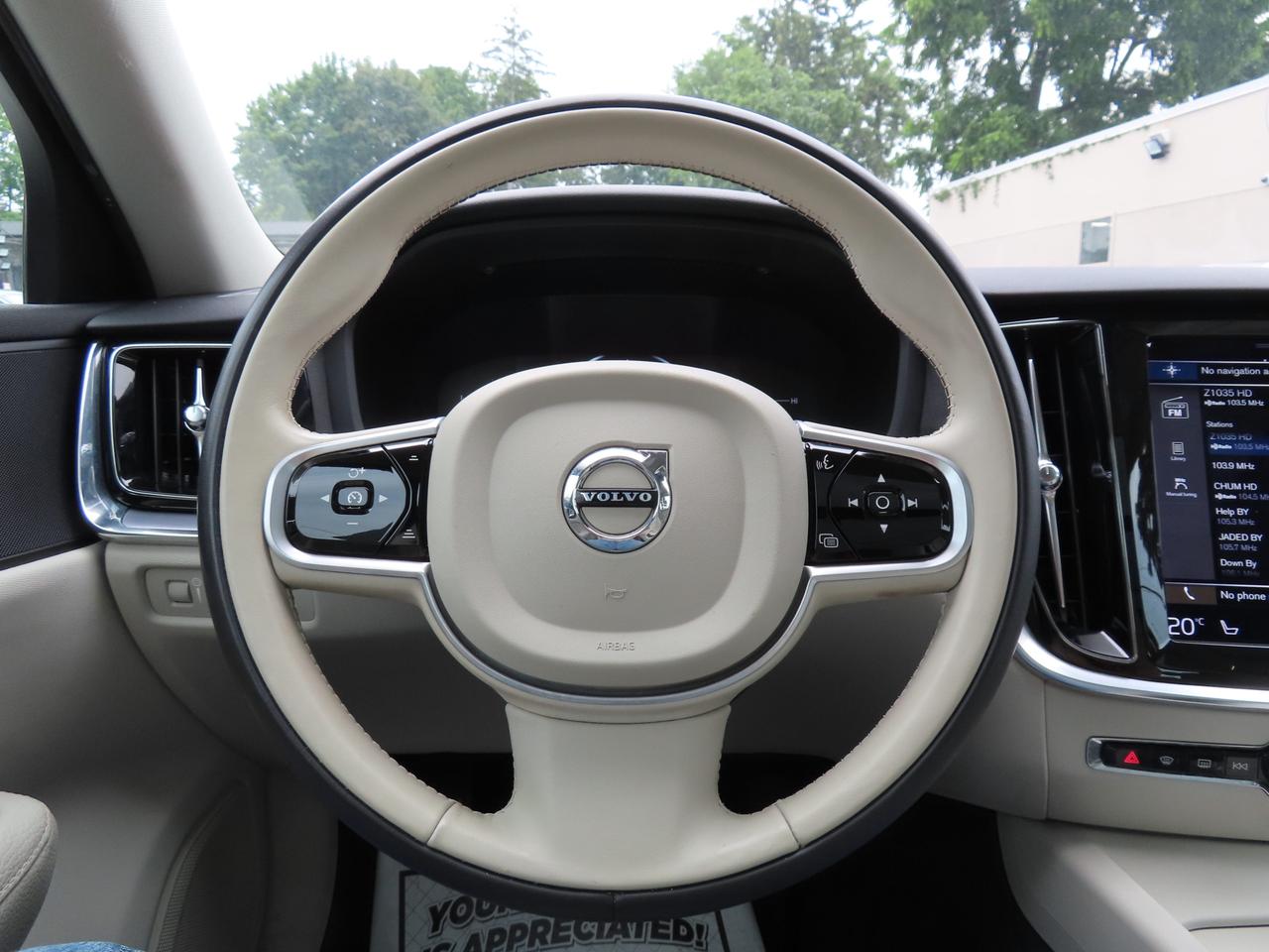 2019 Volvo V60 T5 Momentum - Navigation - Leather - Blind Spot Monitor !!! Photo