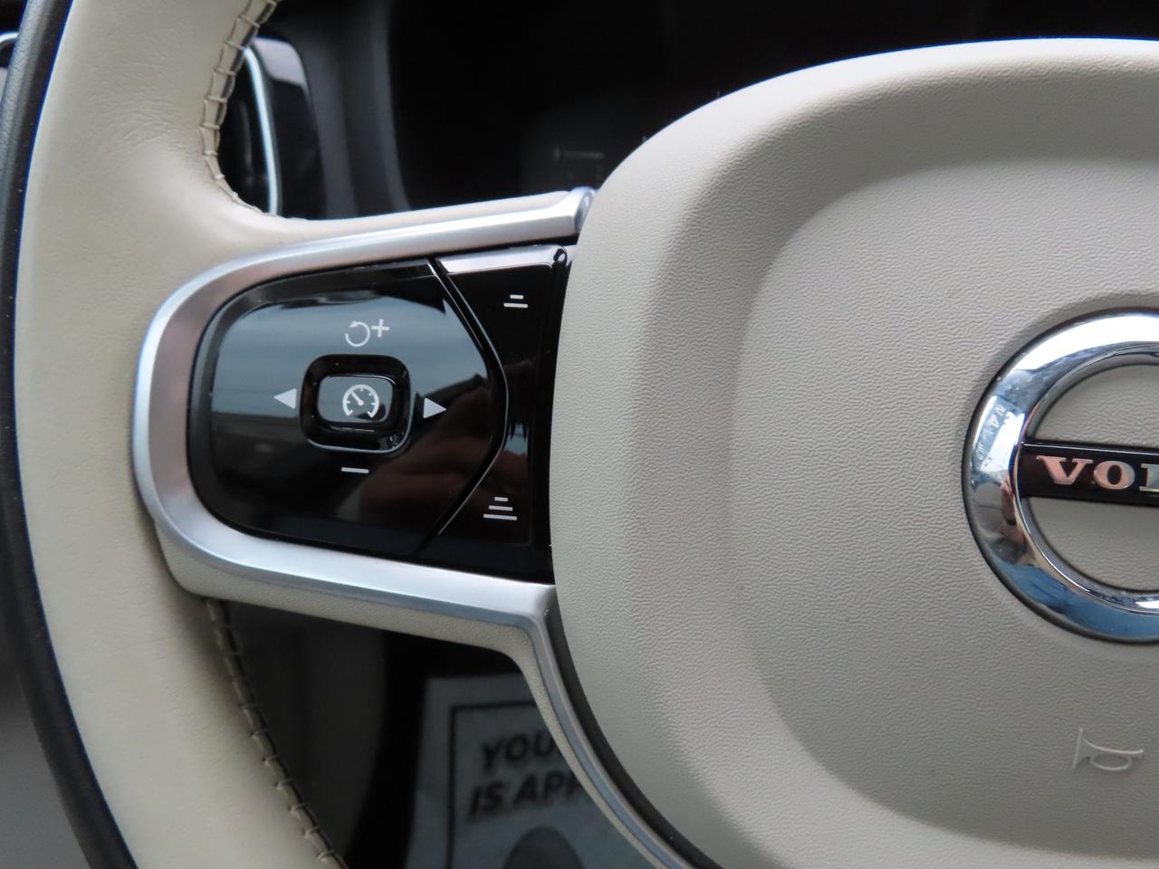 2019 Volvo V60 T5 Momentum - Navigation - Leather - Blind Spot Monitor !!! Photo