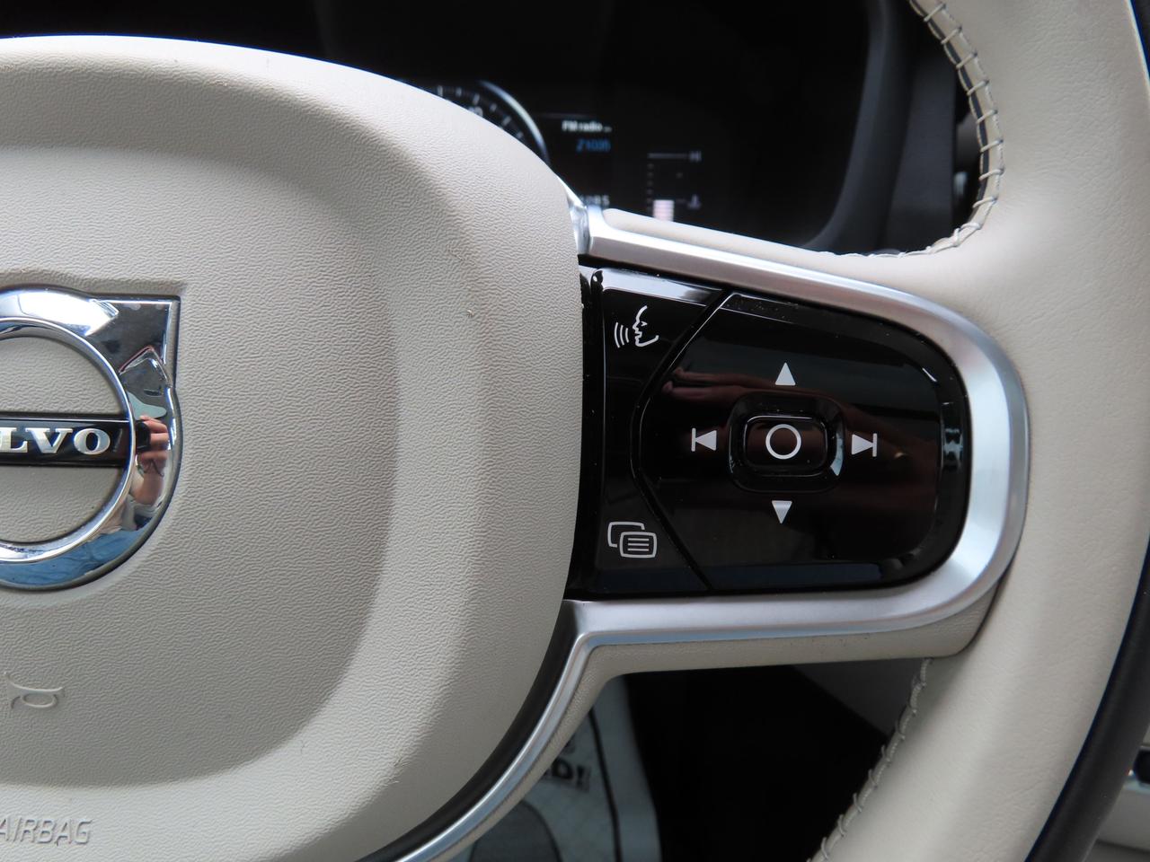 2019 Volvo V60 T5 Momentum - Navigation - Leather - Blind Spot Monitor !!! Photo