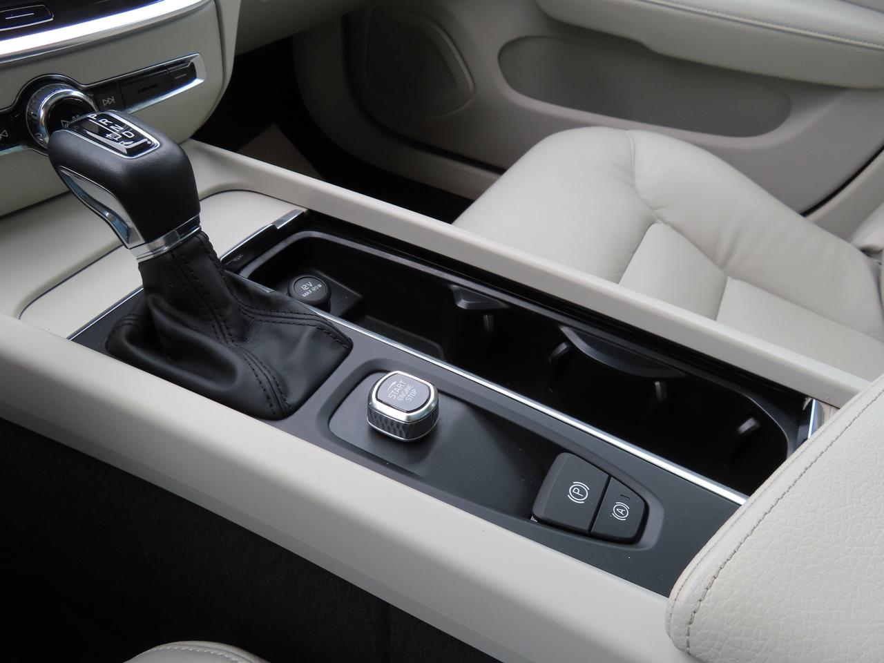 2019 Volvo V60 T5 Momentum - Navigation - Leather - Blind Spot Monitor !!! Photo