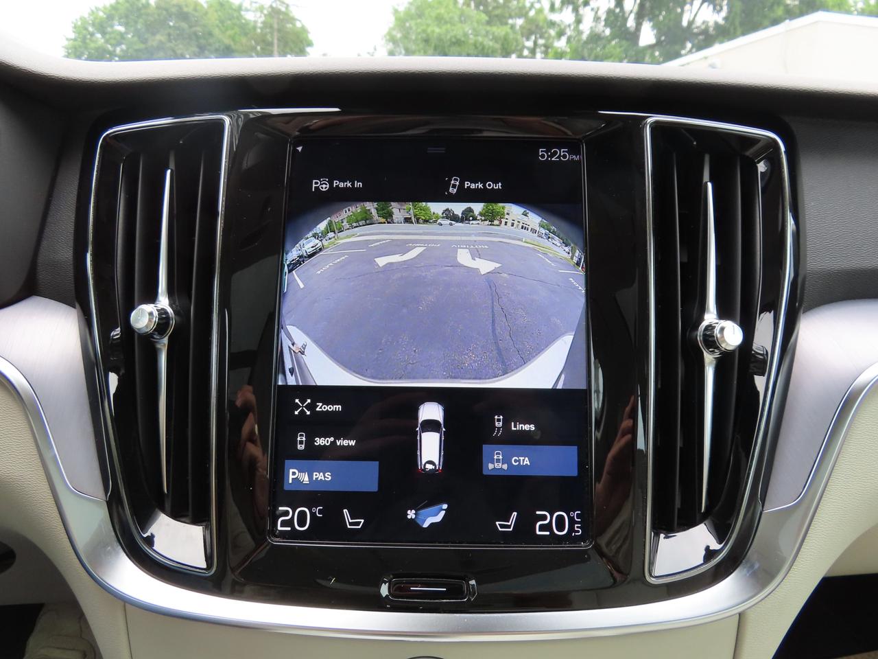 2019 Volvo V60 T5 Momentum - Navigation - Leather - Blind Spot Monitor !!! Photo