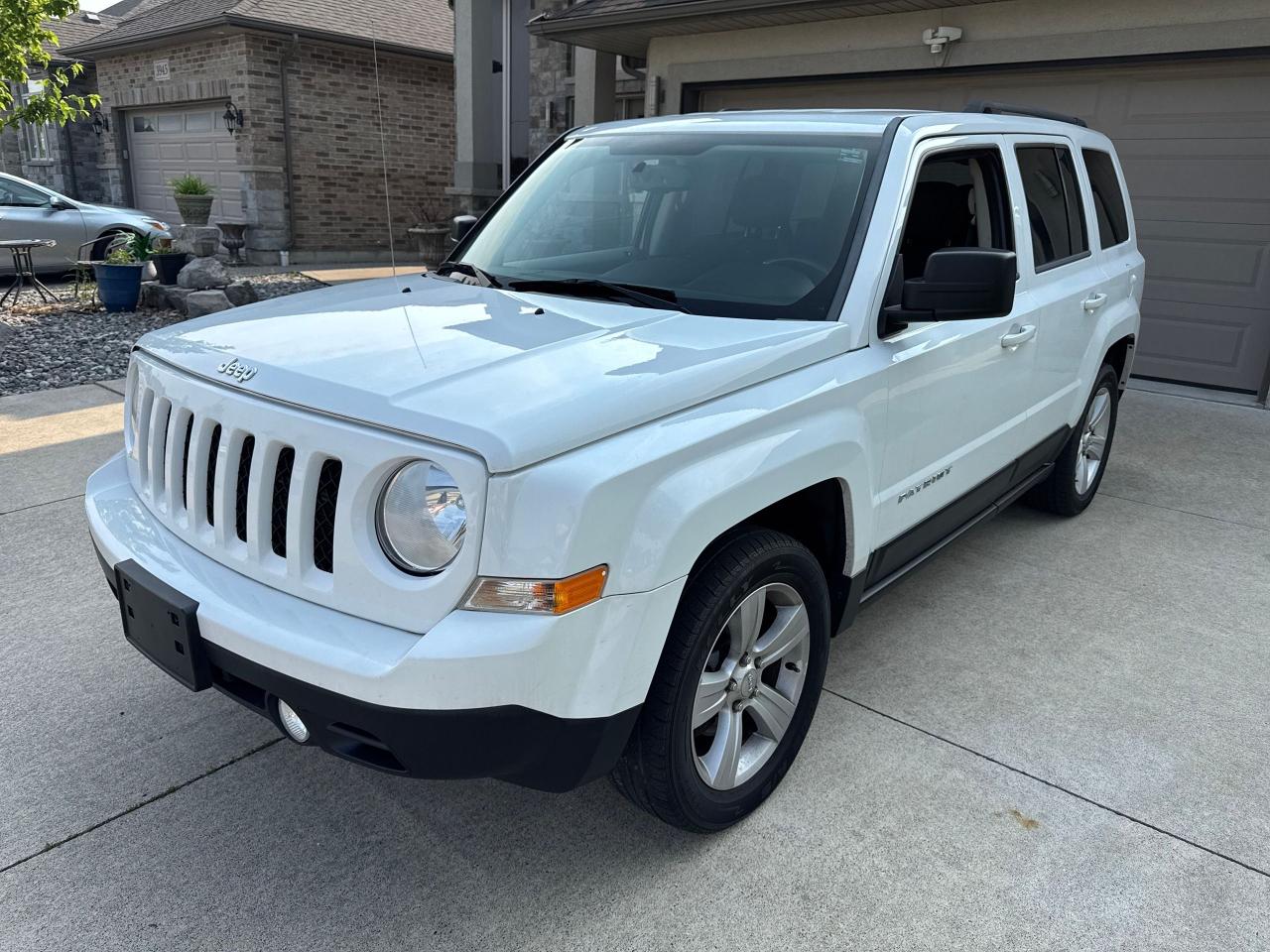 2014 Jeep Patriot FWD 4dr North Clean CarFax Finacing Trades-ins OK! - Photo #1