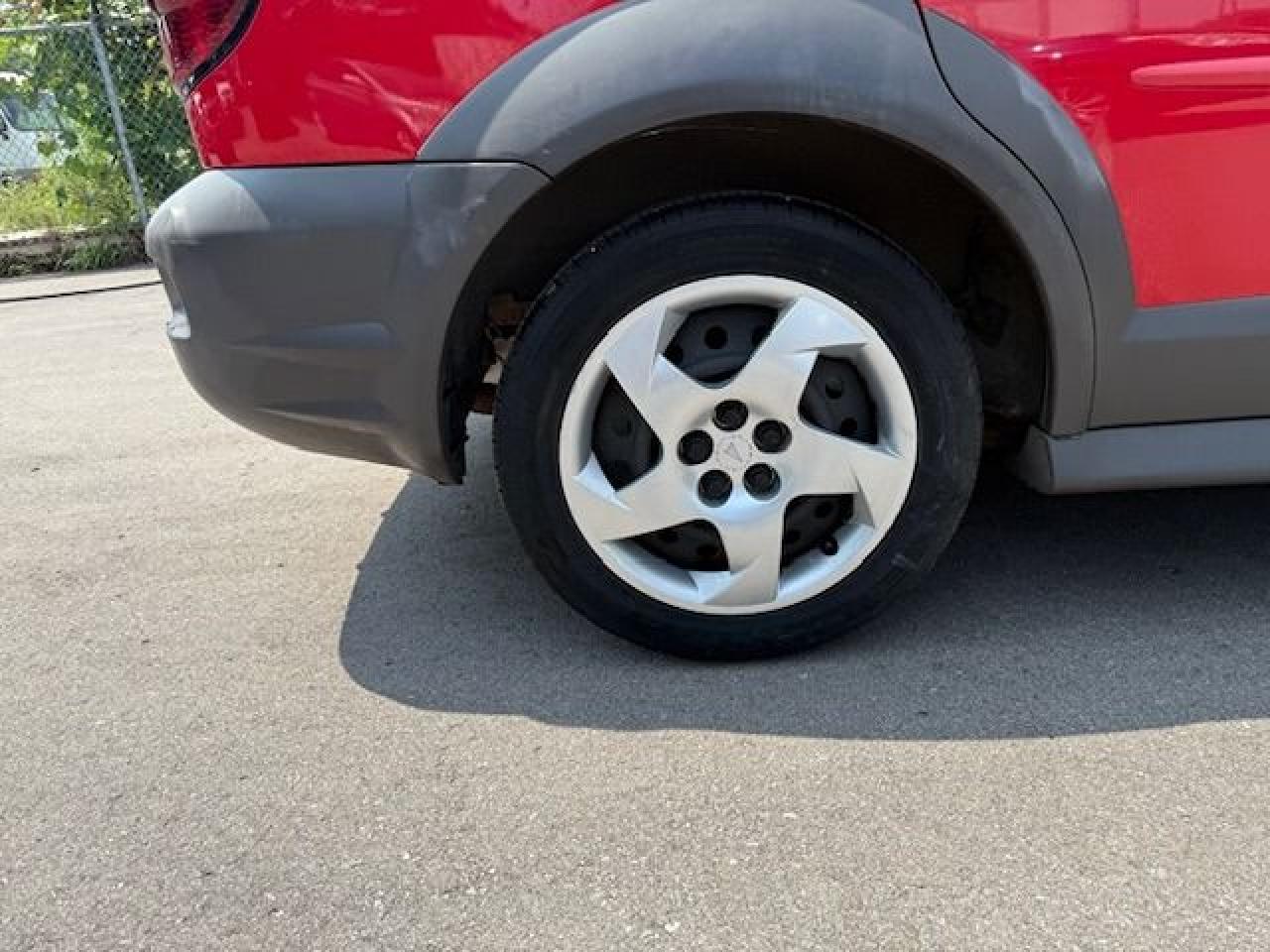 2004 Pontiac Vibe  - Photo #4