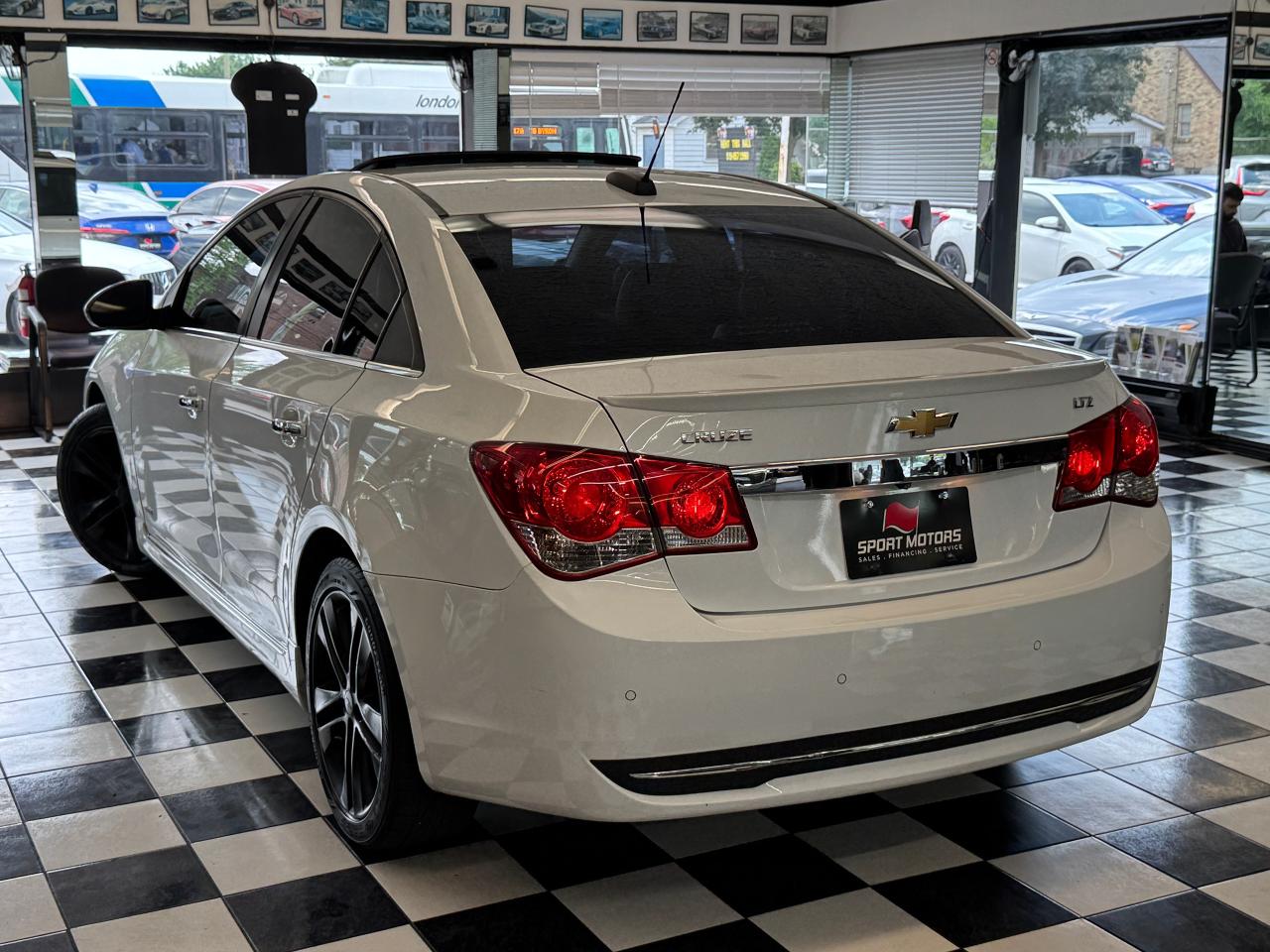 2016 Chevrolet Cruze LTZ+New Tires+Roof+BSM+GPS+CLEAN CARFAX Photo17