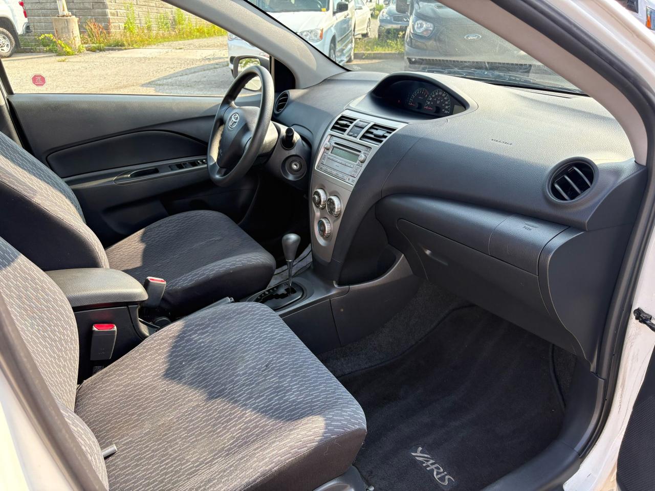 2010 Toyota Yaris  - Photo #9