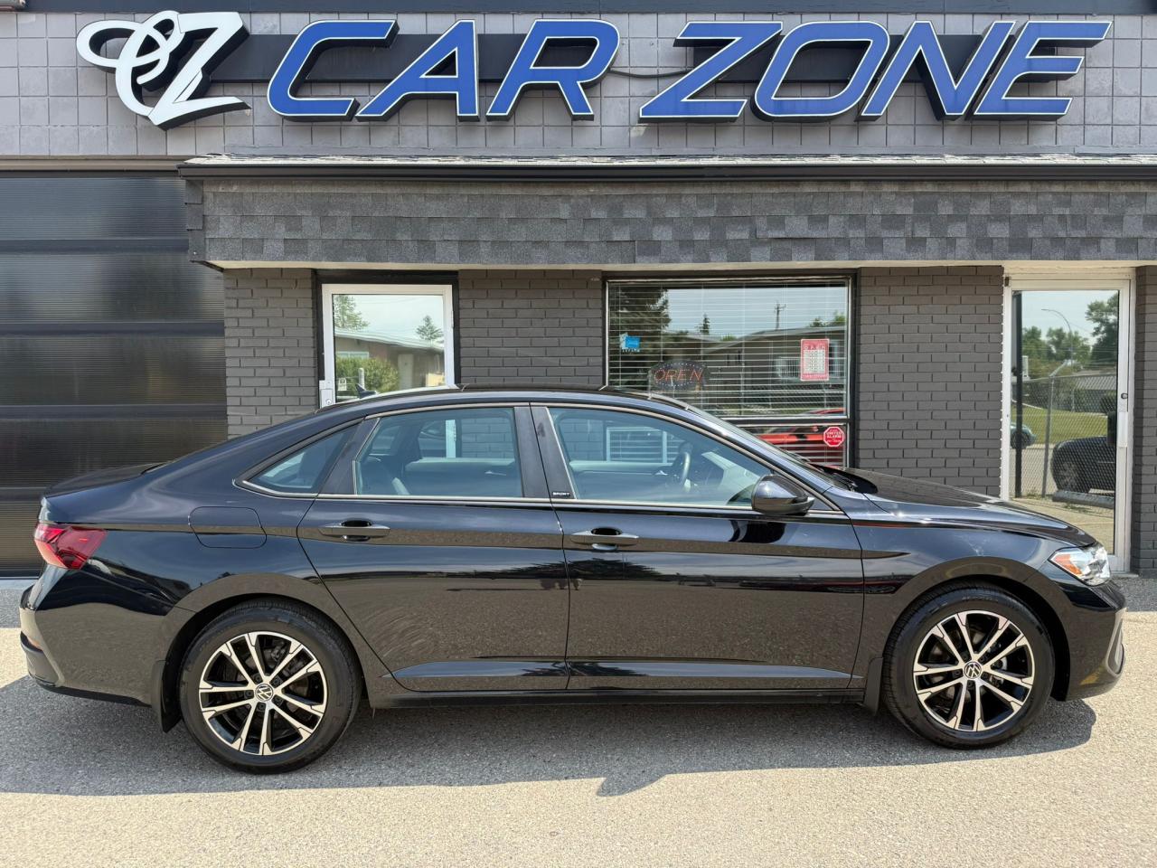 2024 Volkswagen Jetta Sport Comfortline | 6spd Manual | Low Km's - Photo #2