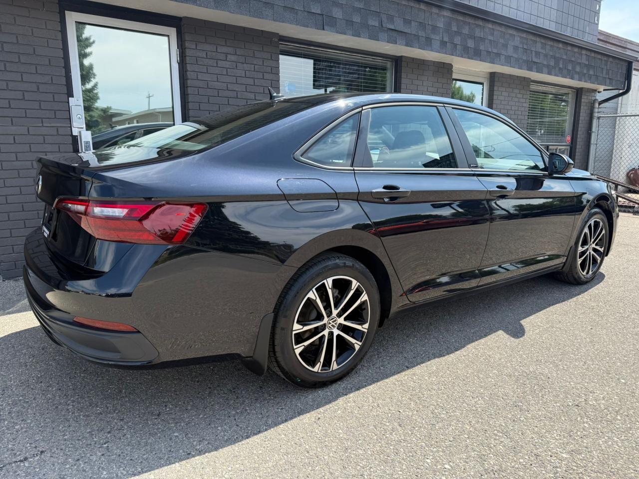 2024 Volkswagen Jetta Sport Comfortline | 6spd Manual | Low Km's - Photo #3