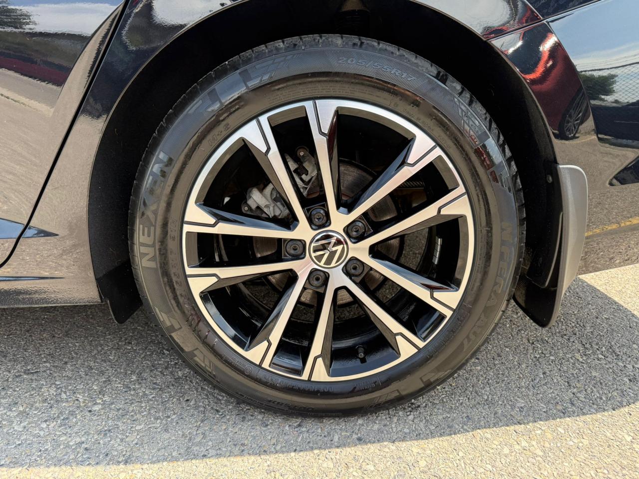 2024 Volkswagen Jetta Sport Comfortline | 6spd Manual | Low Km's - Photo #11