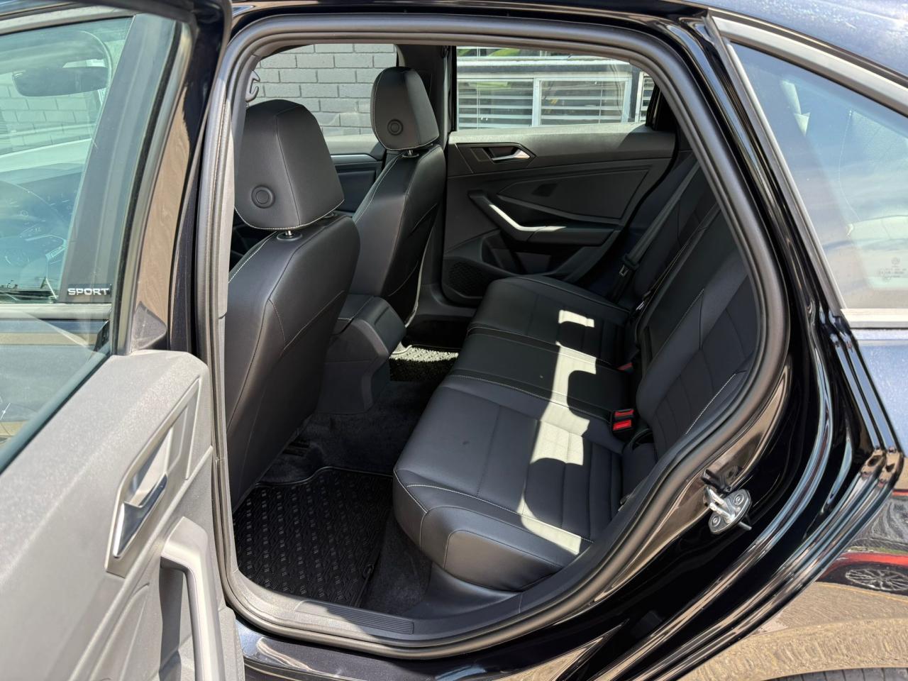 2024 Volkswagen Jetta Sport Comfortline | 6spd Manual | Low Km's - Photo #13