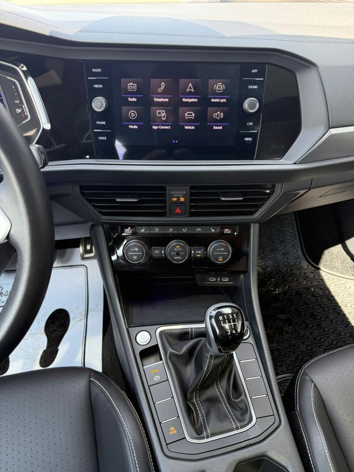2024 Volkswagen Jetta Sport Comfortline | 6spd Manual | Low Km's - Photo #16