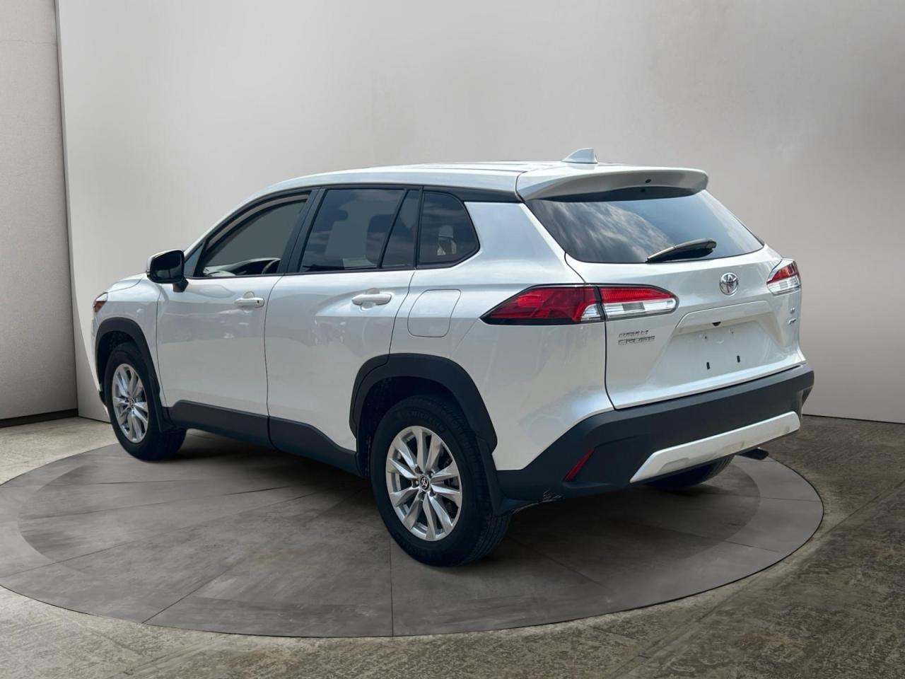 2023 Toyota Corolla Cross LE Photo4