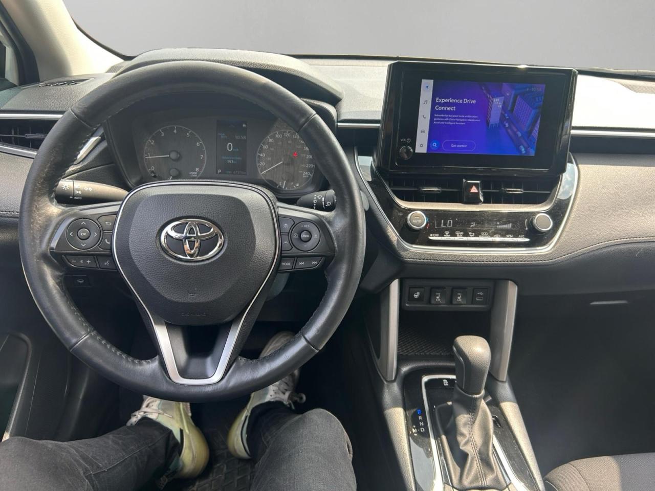 2023 Toyota Corolla Cross LE Photo2