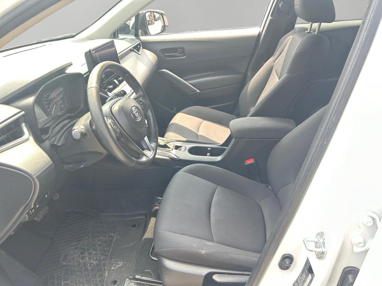 2023 Toyota Corolla Cross LE Photo