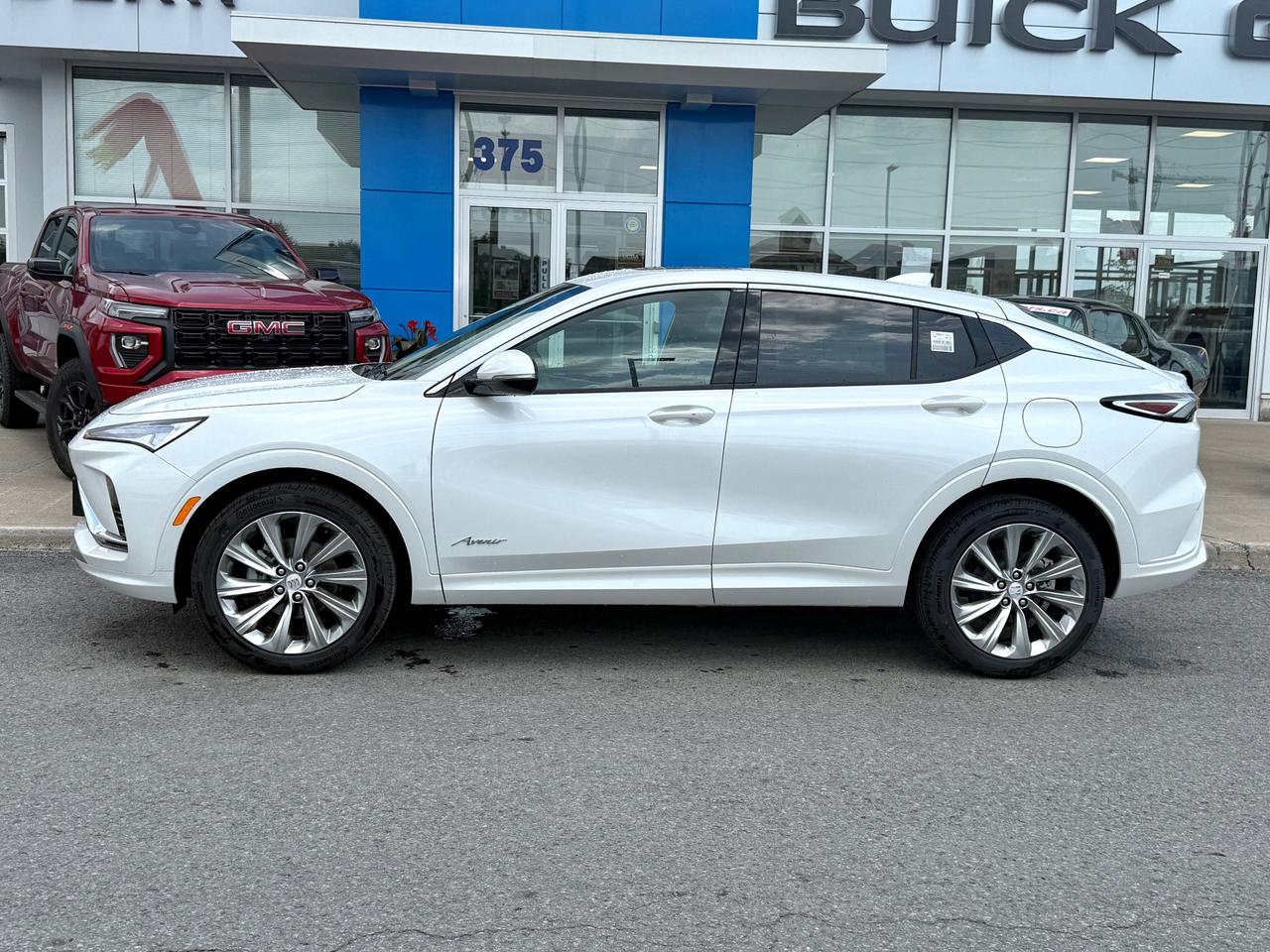 2025 Buick Envista Avenir 1.2L 3CYL WITH REMOTE START/ENTRY, HEATED SEATS, HEATED STEERING WHEEL, SUNROOF, POWER LIFTGATE, ANDROID AUTO AND APPLE CARPLAY Photo