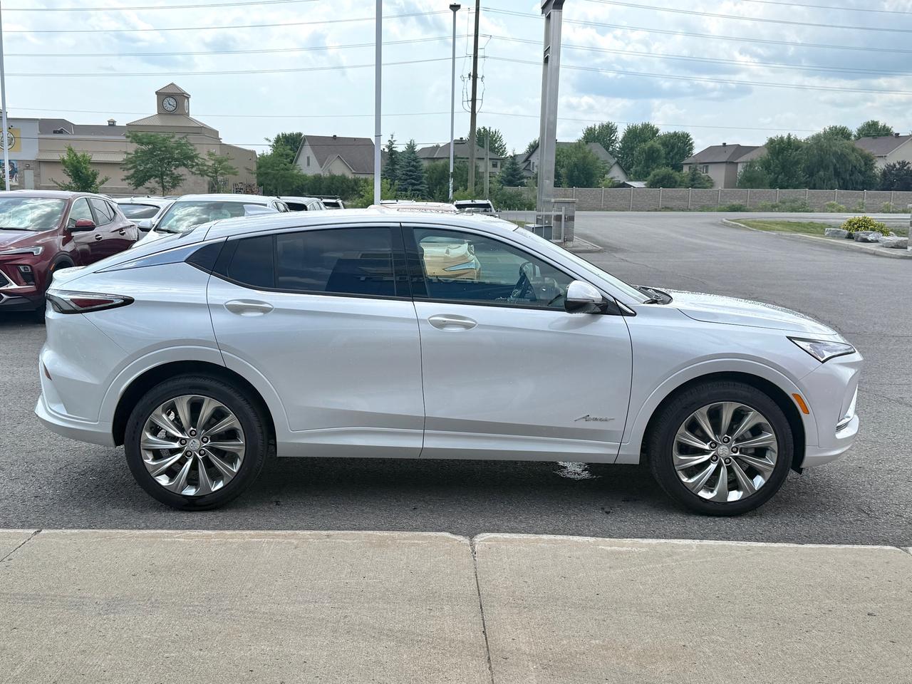 2025 Buick Envista Avenir 1.2L 3CYL WITH REMOTE START/ENTRY, HEATED SEATS, HEATED STEERING WHEEL, SUNROOF, POWER LIFTGATE, ANDROID AUTO AND APPLE CARPLAY Photo