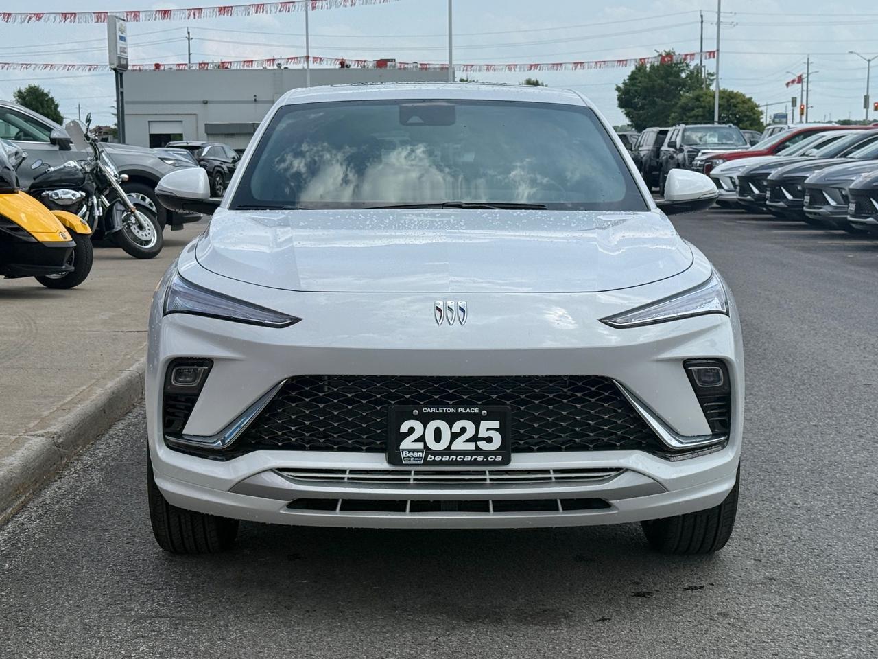 2025 Buick Envista Avenir 1.2L 3CYL WITH REMOTE START/ENTRY, HEATED SEATS, HEATED STEERING WHEEL, SUNROOF, POWER LIFTGATE, ANDROID AUTO AND APPLE CARPLAY Photo