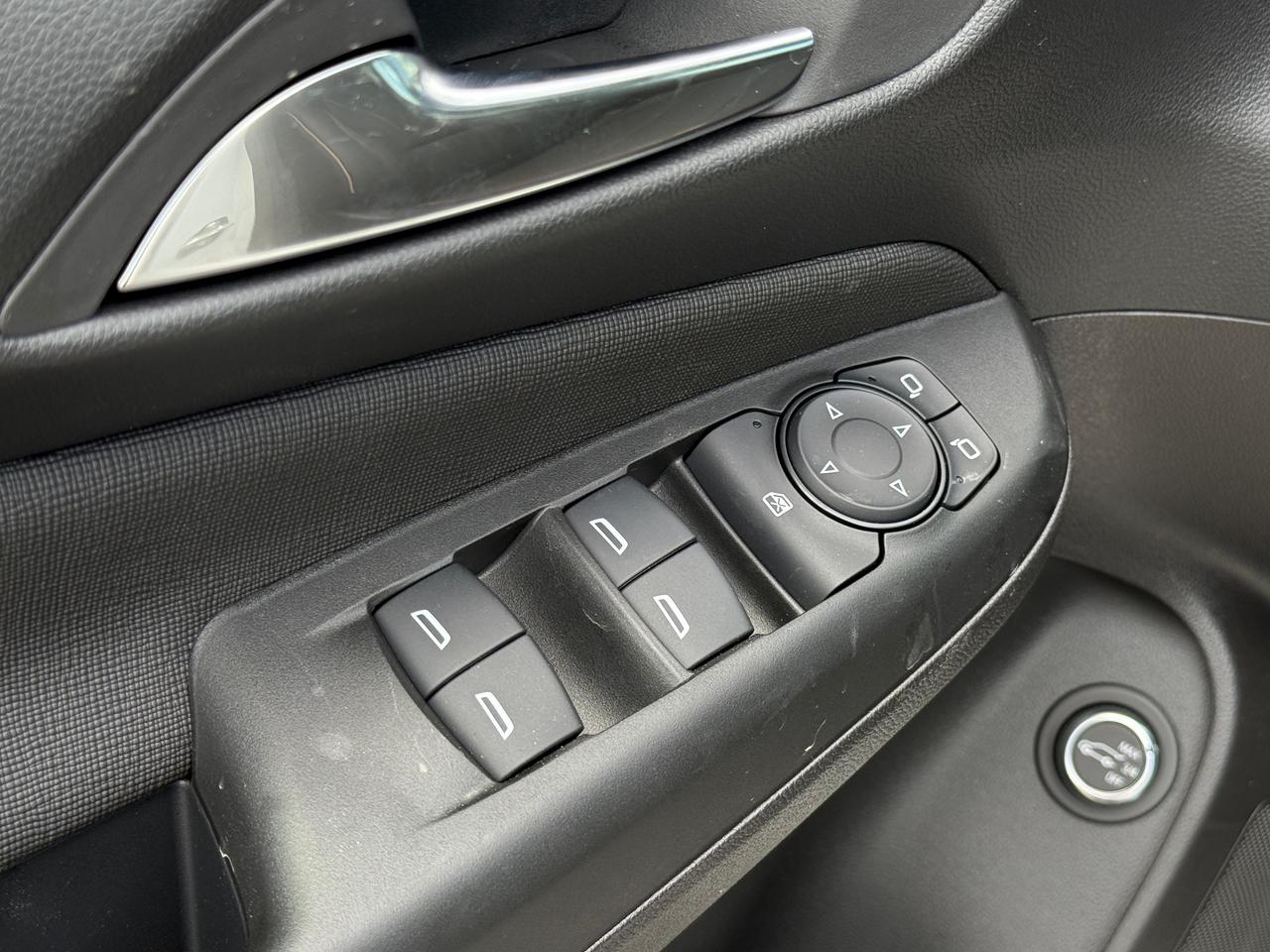 2025 Buick Envista Avenir 1.2L 3CYL WITH REMOTE START/ENTRY, HEATED SEATS, HEATED STEERING WHEEL, SUNROOF, POWER LIFTGATE, ANDROID AUTO AND APPLE CARPLAY Photo