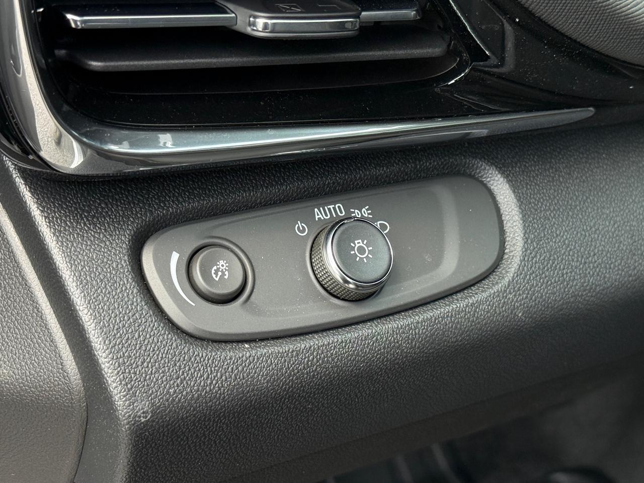 2025 Buick Envista Avenir 1.2L 3CYL WITH REMOTE START/ENTRY, HEATED SEATS, HEATED STEERING WHEEL, SUNROOF, POWER LIFTGATE, ANDROID AUTO AND APPLE CARPLAY Photo