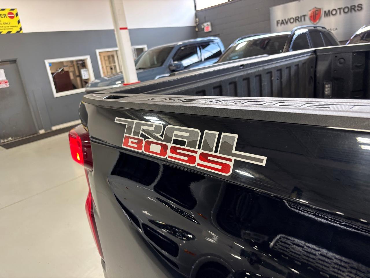 2019 Chevrolet Silverado 1500 Z71 TrailBoss|4WD|CREW|LONGBED|LEATHER|BOSE|WOOD - Photo #5