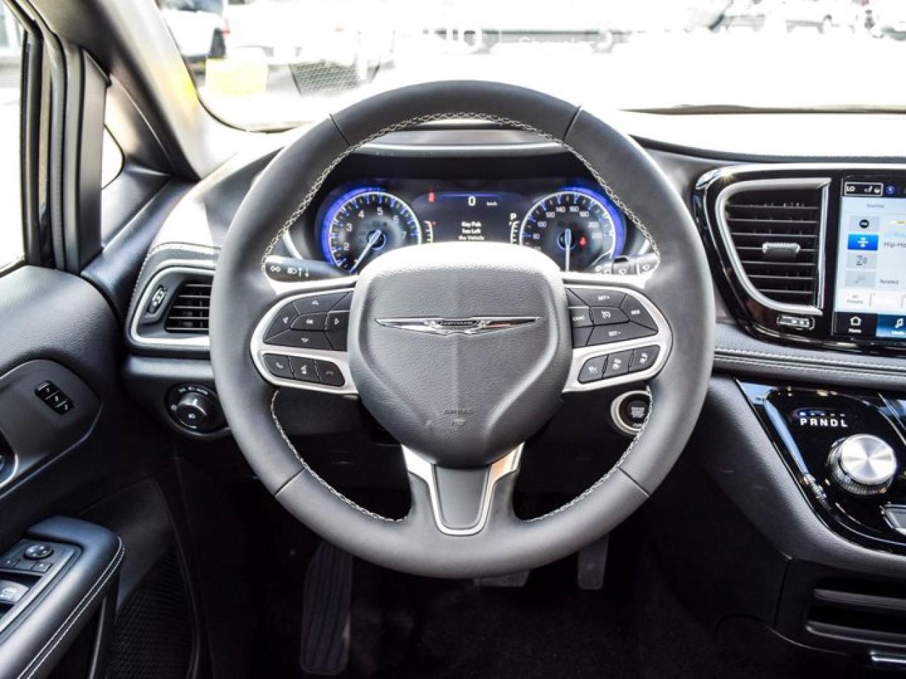 2026 Chrysler Pacifica Select  Passenger 8 Passenger Navigation Remote Start Photo