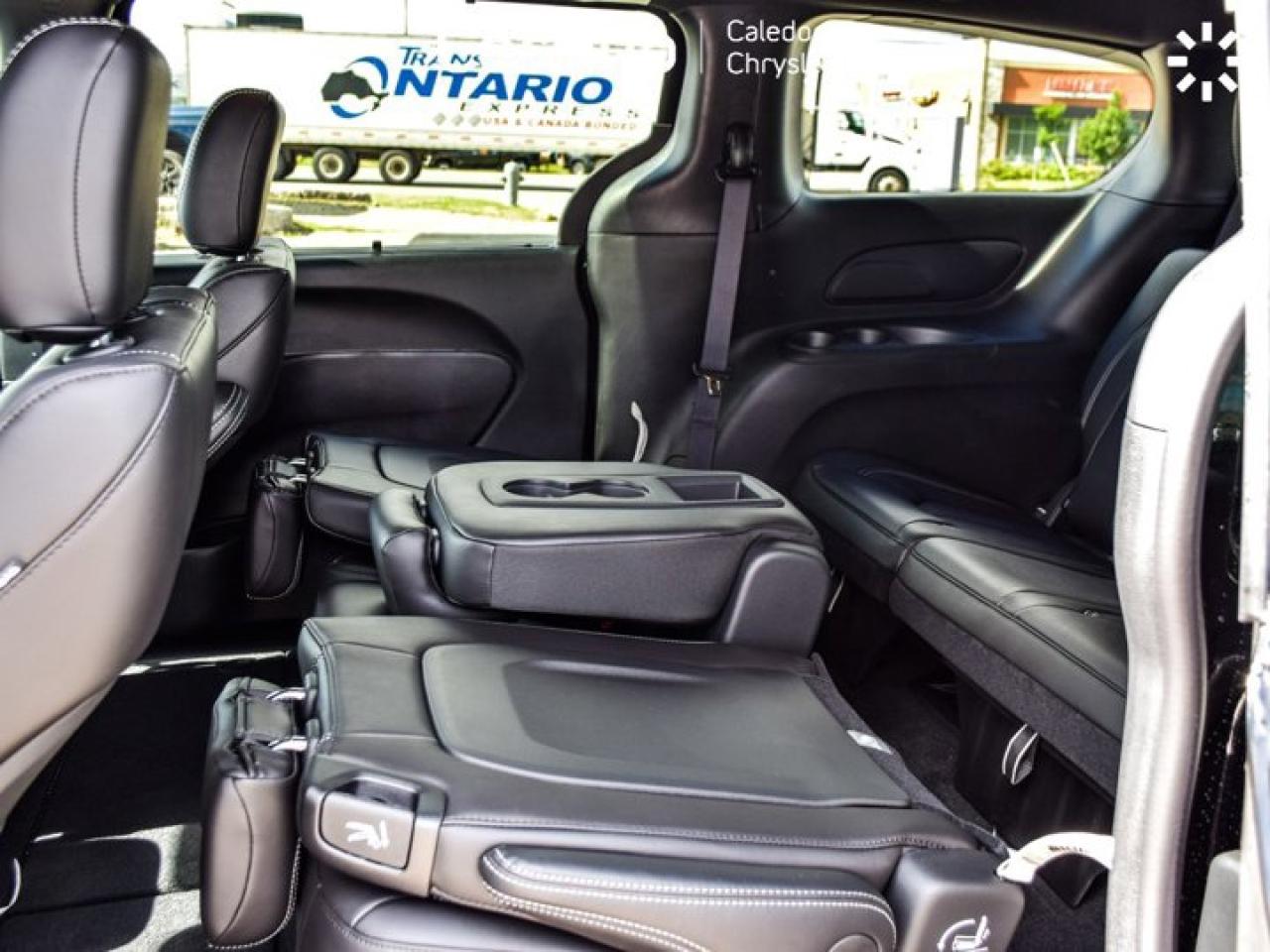 2026 Chrysler Pacifica Select  Passenger 8 Passenger Navigation Remote Start Photo