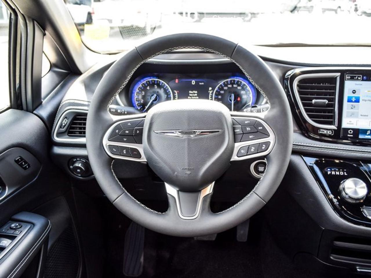 2026 Chrysler Pacifica Select  Passenger 8 Passenger Navigation Remote Start Photo