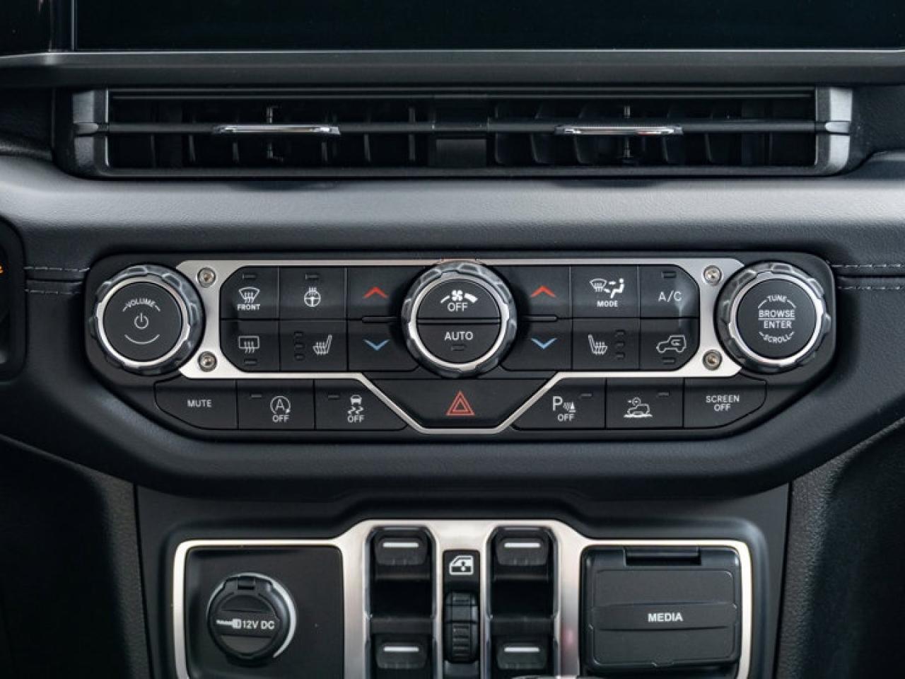 2025 Jeep Wrangler Sahara Photo