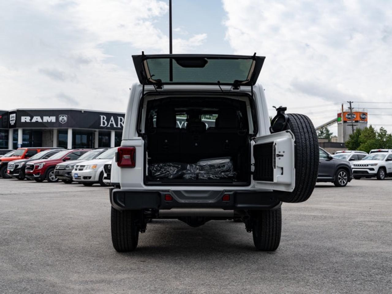 2025 Jeep Wrangler Sahara Photo