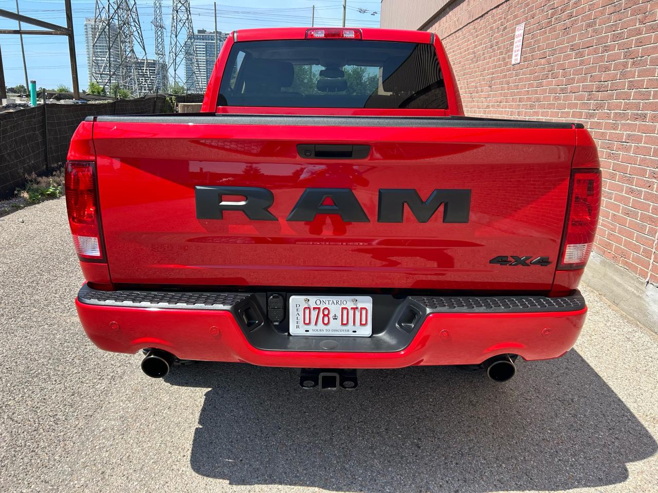 2022 RAM 1500 Classic EXPRESS Photo4
