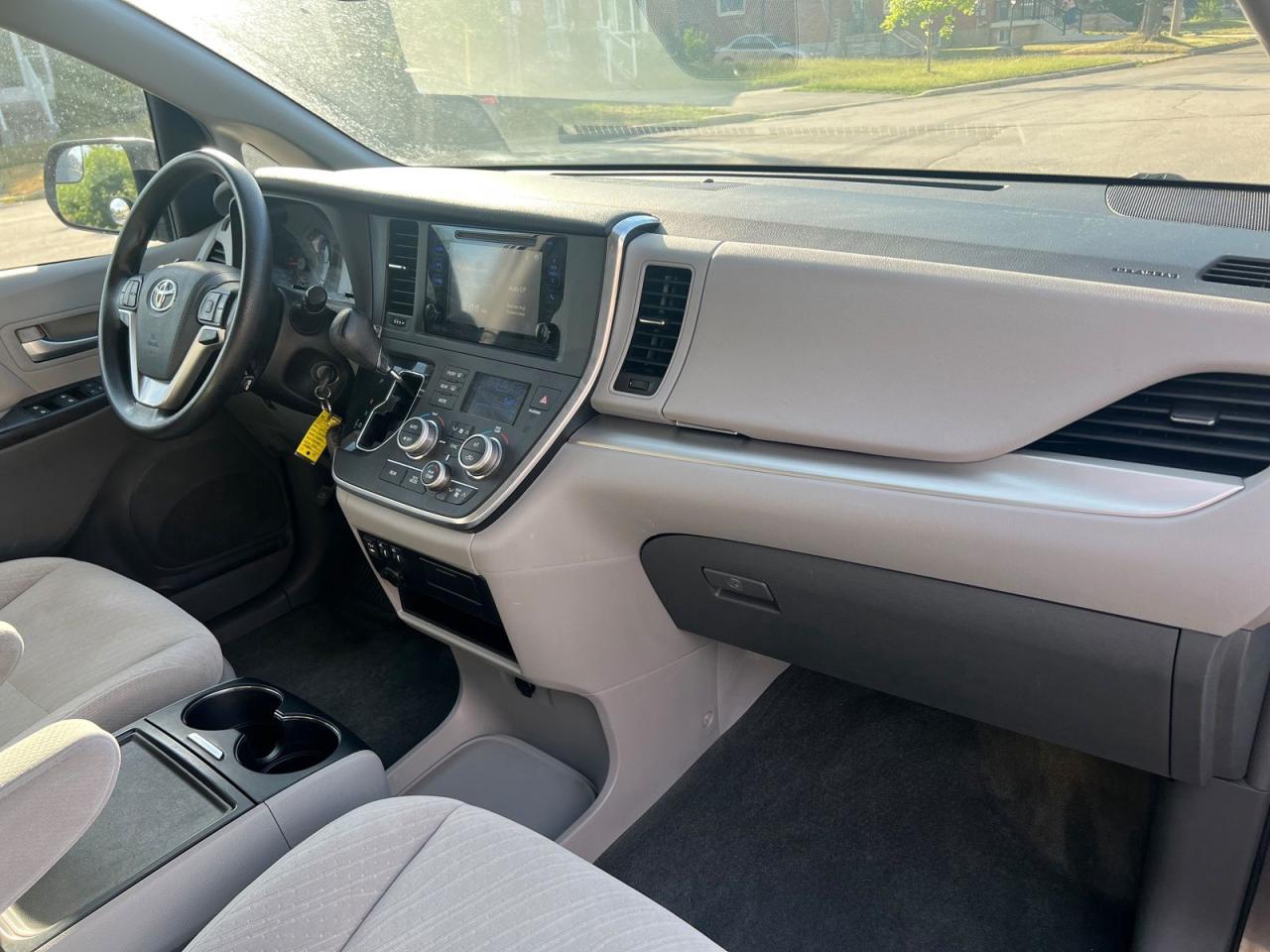 2017 Toyota Sienna LE 8-Passenger - Photo #13