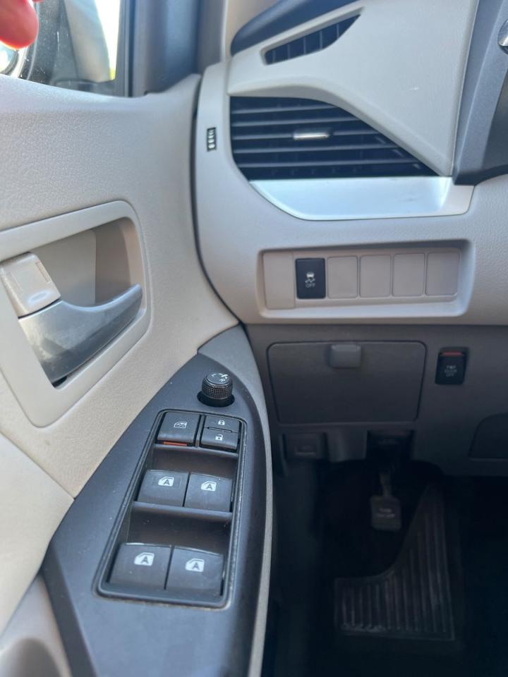 2017 Toyota Sienna LE 8-Passenger - Photo #25