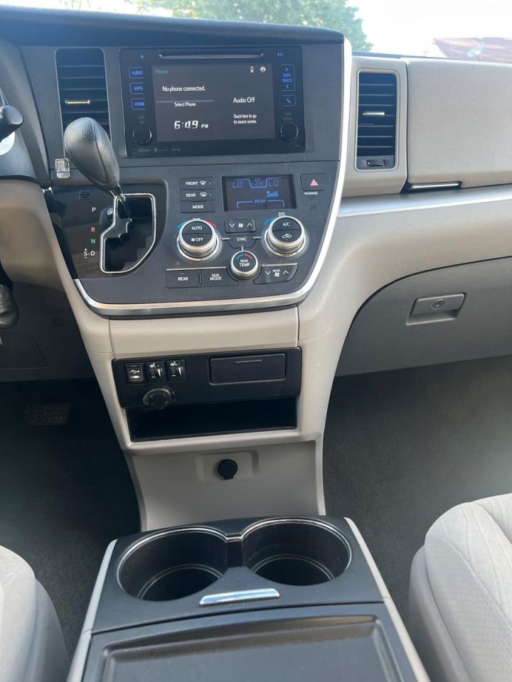 2017 Toyota Sienna LE 8-Passenger - Photo #24