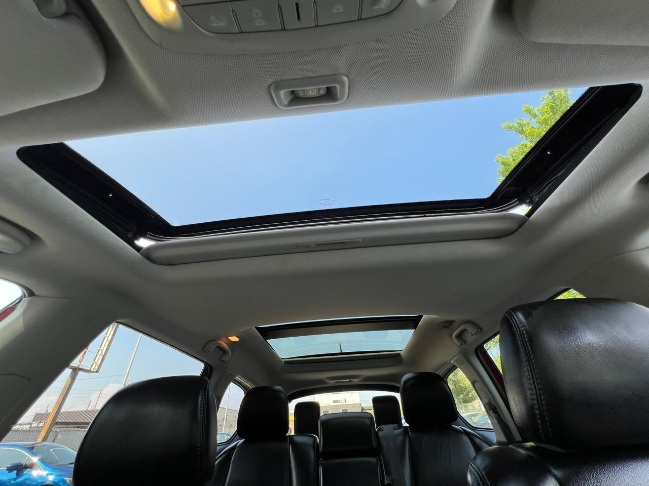 2017 Nissan Pathfinder 4WD 7PASS FULLY LOADED SUNROOF BLINDSPOT BACKUPCAM - Photo #2