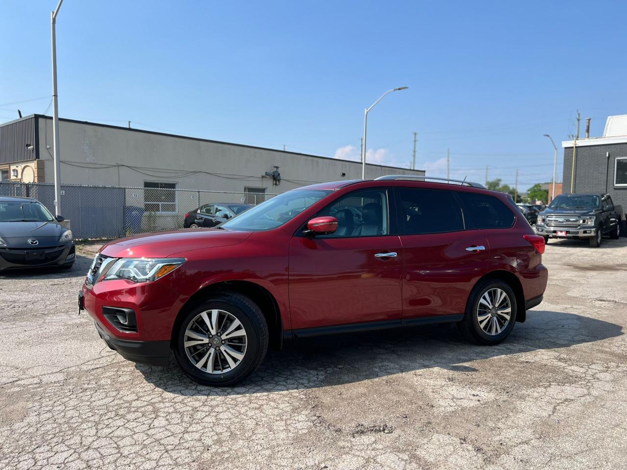 2017 Nissan Pathfinder 4WD 7PASS FULLY LOADED SUNROOF BLINDSPOT BACKUPCAM Photo2
