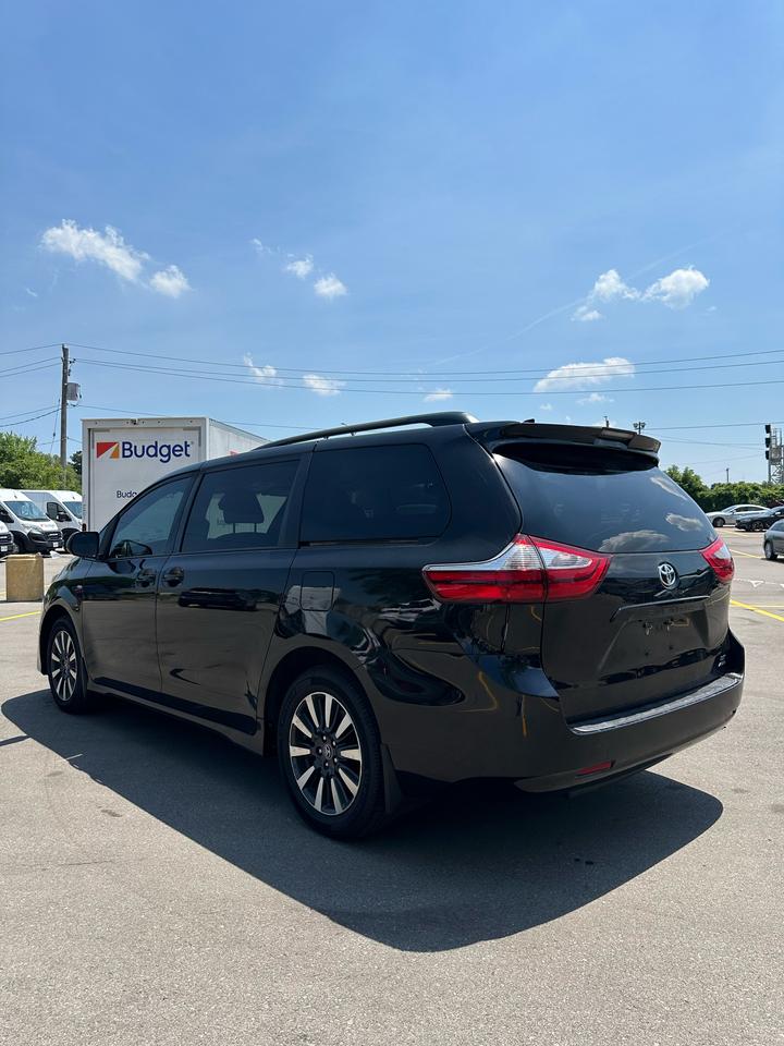 2019 Toyota Sienna LE Photo