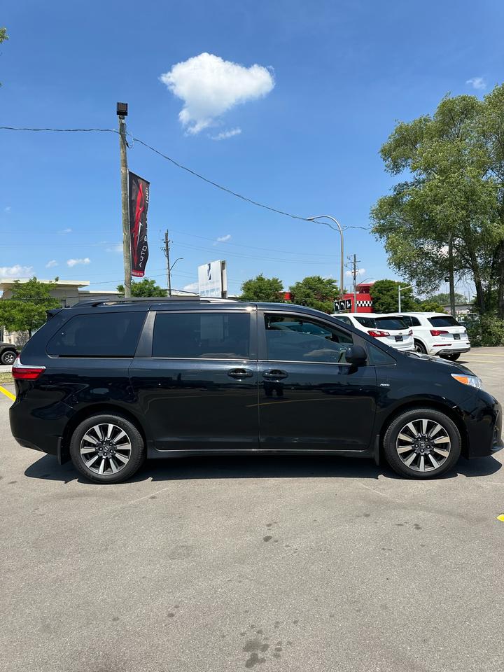 2019 Toyota Sienna LE Photo