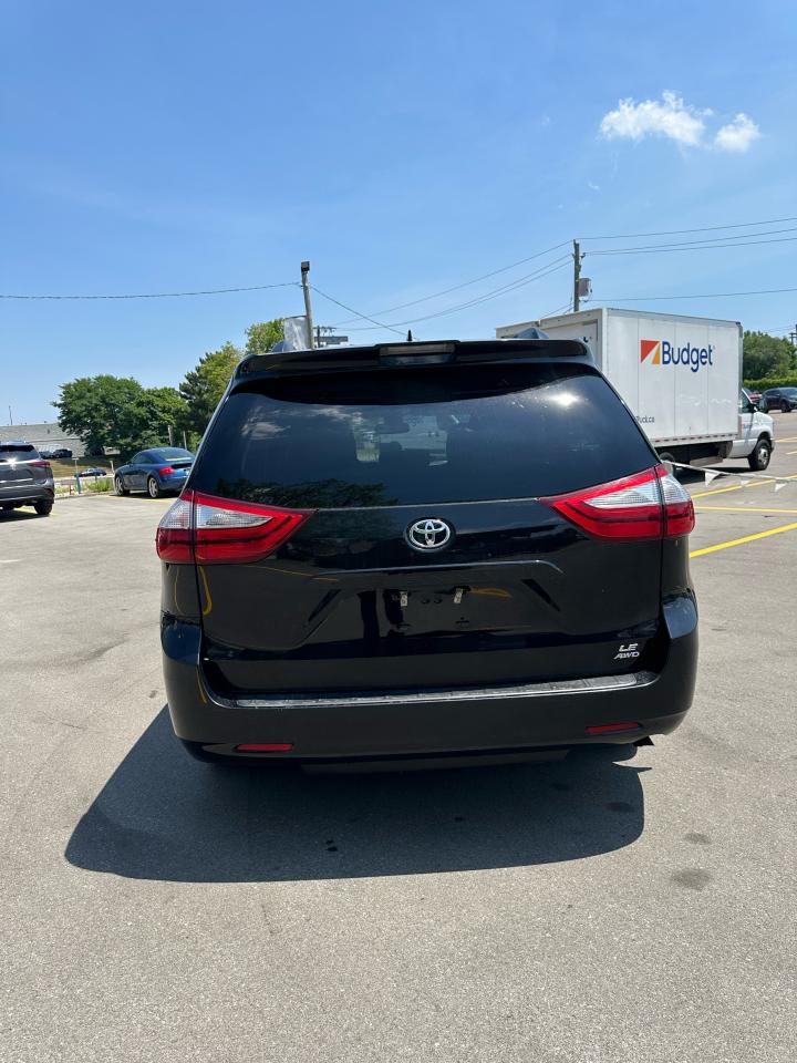 2019 Toyota Sienna LE - Photo #4