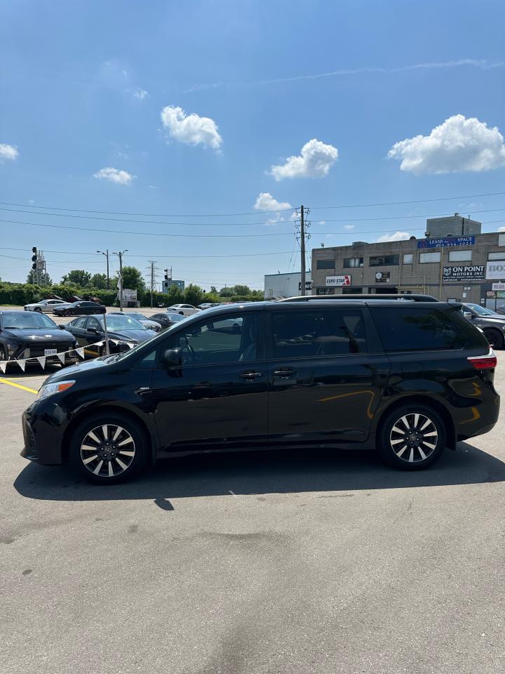 2019 Toyota Sienna LE - Photo #2